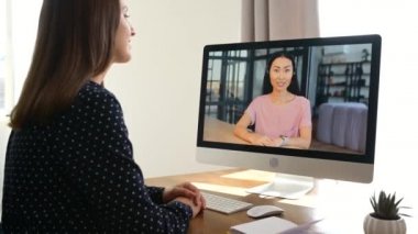 Video bağlantısı için bilgisayar uygulaması kullanan kadın