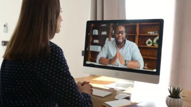 Video bağlantısı için bilgisayar uygulaması kullanan kadın