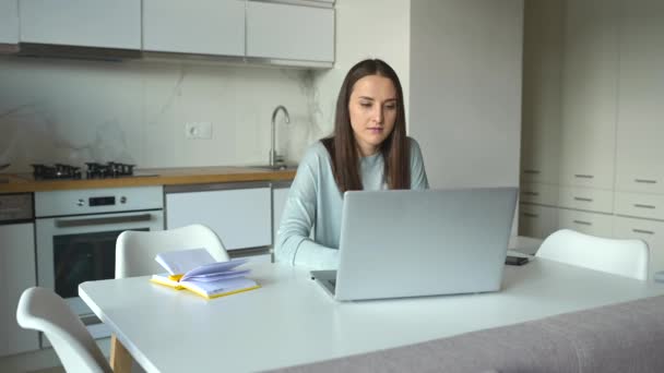 Независимая женщина, использующая ноутбук для удаленной работы из дома — стоковое видео