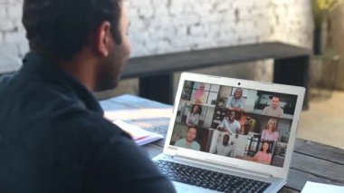 Video görüşmesi için dizüstü bilgisayar kullanan Hintli adam.