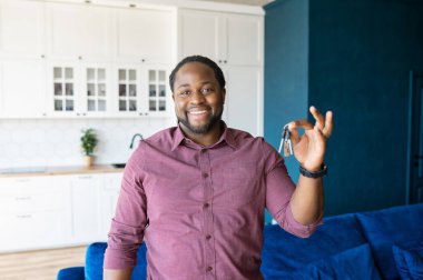 Neşeli Afro-Amerikalı adam ev kiralamak için yeni bir uygulama sunuyor.