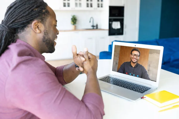 Афроамериканец, использующий ноутбук для видеозвонка — стоковое фото