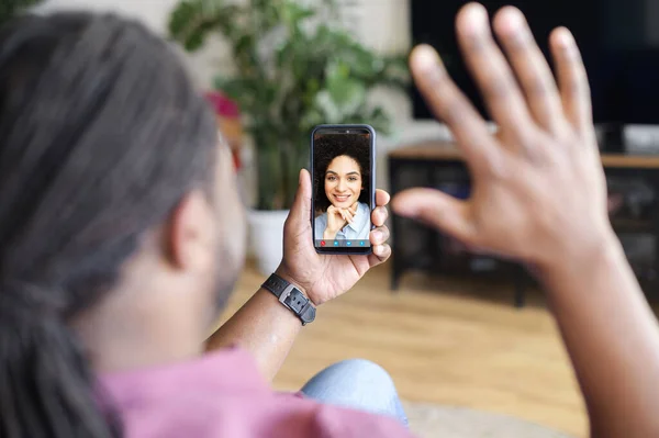 Afroamerikansk man använder smartphone för video connect — Stockfoto