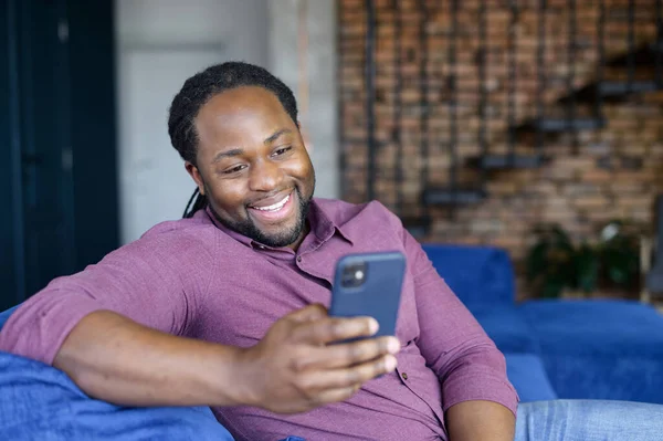 Ευτυχισμένος Αφρο-Αμερικανός άντρας με τούφες μαλλιών χρησιμοποιώντας smartphone — Φωτογραφία Αρχείου
