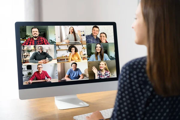 Een jonge vrouw gebruikt laptop voor verbinding met diverse collega 's — Stockfoto