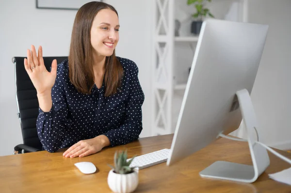 Junge Frau nutzt Computer-App für Videokommunikation — Stockfoto