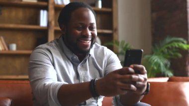 Telefon kullanan Afro-Amerikalı bir ofis çalışanı.