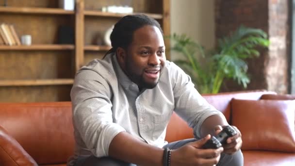 一个拿着操纵杆玩电子游戏的非裔美国人 — 图库视频影像