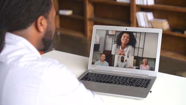아프리카 계 미국인 남성 사무실 직원 이 화상 회의를 위해 노트북을 사용하는 모습 — 비디오