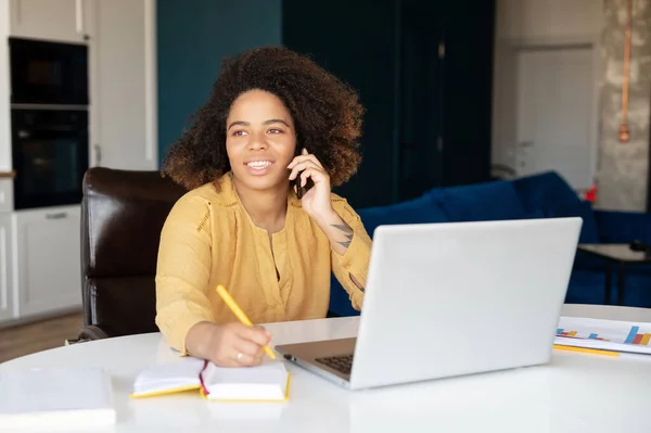 Jovem afro-americana usando laptop em casa — Fotografia de Stock