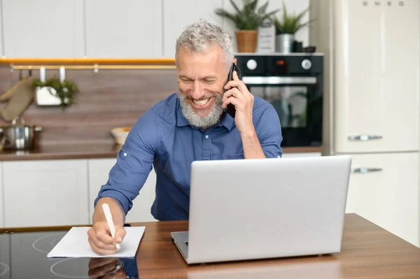 Uomo d'affari contemporaneo di mezza età in abbigliamento casual intelligente che parla sullo smartphone — Foto Stock