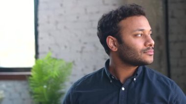 İçerideki yakışıklı Hintli adamın vesikalığı.