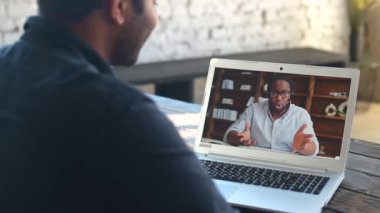 İki farklı erkek arkadaş video aracılığıyla konuşuyor.