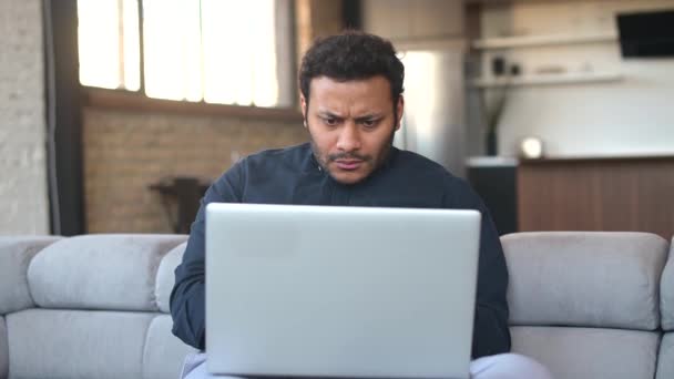 Multi-étnico hindu freelancer cara usando computador portátil em casa — Vídeo de Stock