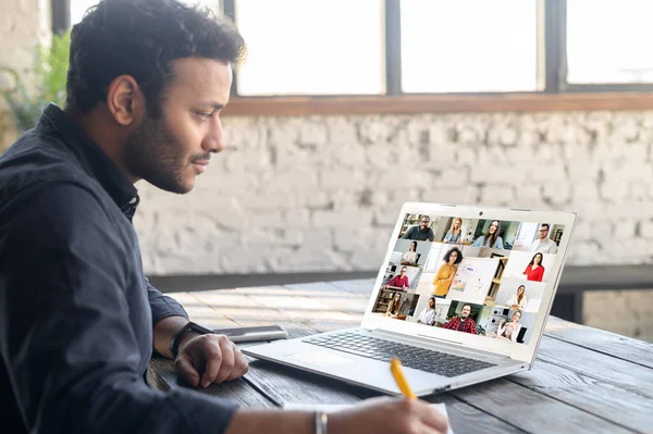 Indiase man met behulp van laptop computer voor video gesprek — Stockfoto