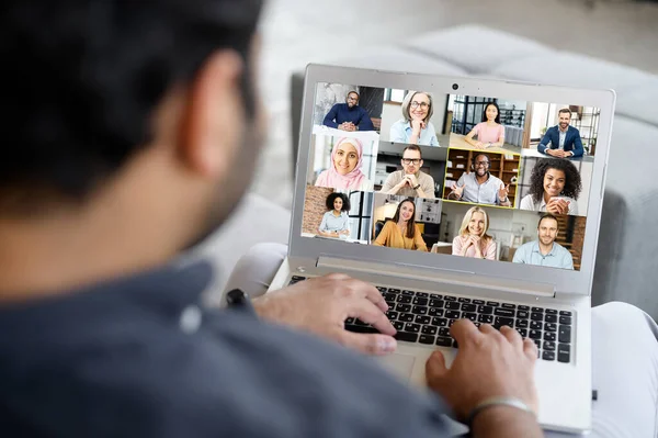 En mann bruker laptop til videomøte. – stockfoto