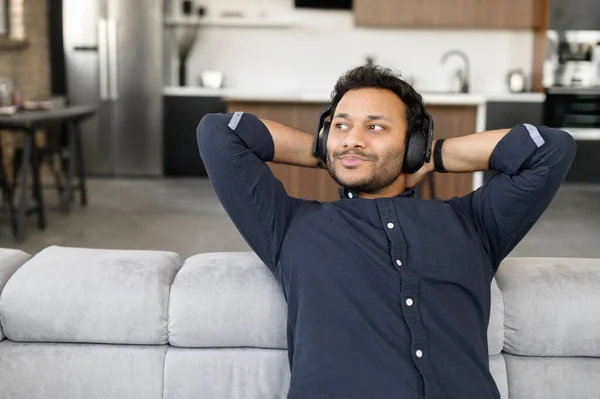 Lugn och glad blandras kille bär hörlurar lyssna musik — Stockfoto