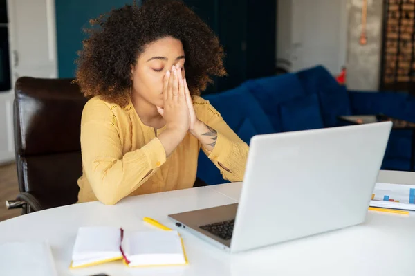 Jovem afro-americana usando laptop em casa — Fotografia de Stock