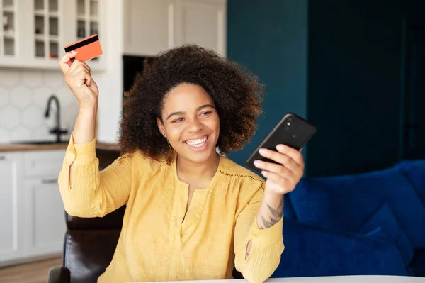 Jovem afro-americana usando smartphone para compras on-line — Fotografia de Stock