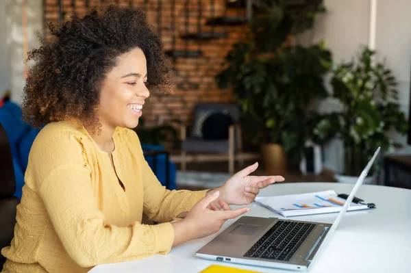 Jovem afro-americana usando laptop em casa — Fotografia de Stock