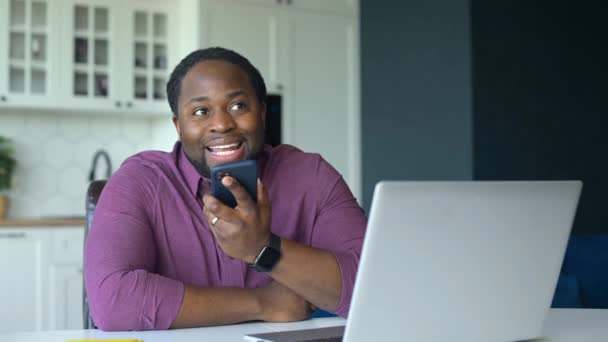 Alegre homem afro-americano com fechaduras cabelo enviando mensagem de voz — Vídeo de Stock