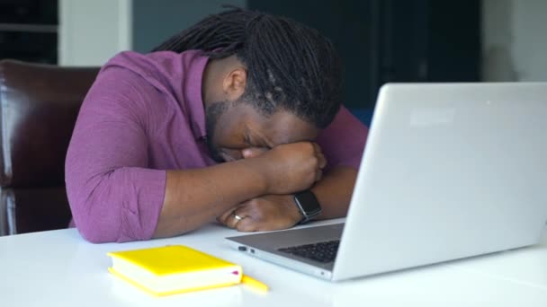 Trötta afroamerikanska mannen tar en tupplur på arbetsplatsen — Stockvideo