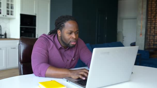 神経質なアフリカ系アメリカ人の男がノートパソコンを閉めた — ストック動画