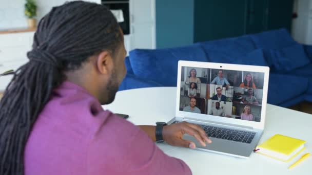 Homem afro-americano usando computador portátil para reunião virtual com colegas — Vídeo de Stock