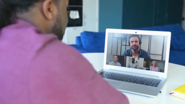 Smart afroamerikansk manlig anställd som använder bärbar dator för möte — Stockvideo