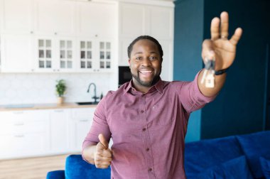 Neşeli Afro-Amerikalı adam ev kiralamak için yeni bir uygulama sunuyor.