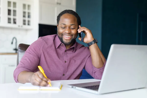 Multitasking a zaneprázdněný afroamerický podnikatel používající notebook — Stock fotografie