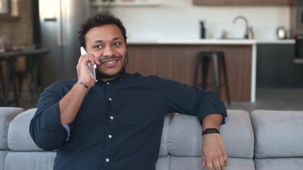 Multi-étnico hindú freelancer chico hablando en el teléfono inteligente — Vídeos de Stock