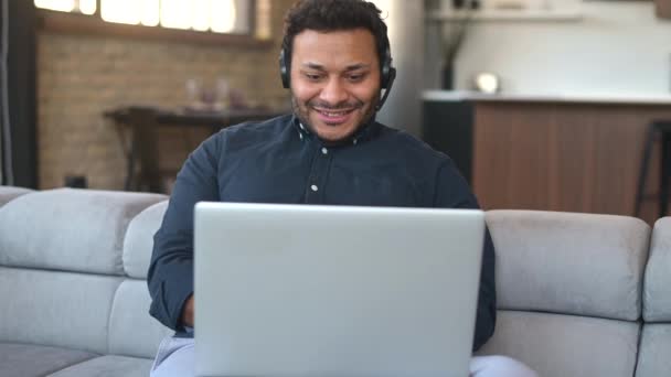 Multi-étnico hindu freelancer cara usando computador portátil em casa — Vídeo de Stock