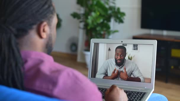 Negro hombre tiene vídeo encuentro con macho colega — Vídeos de Stock