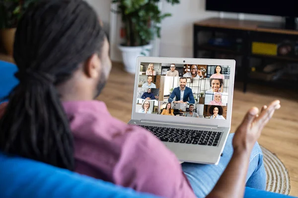 Dos amigos varones afroamericanos utilizando la aplicación informática para la reunión de vídeo —  Fotos de Stock