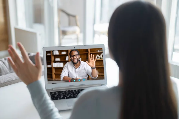 Женщина с ноутбуком для видеоконференции, вид сзади — стоковое фото