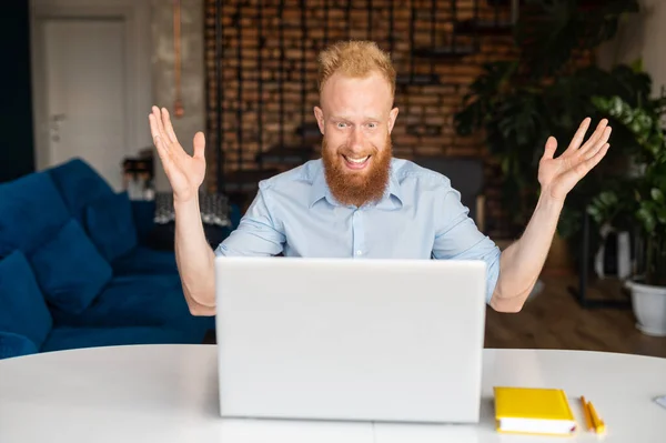 Sorpreso uomo hipster dai capelli rossi guardando lo schermo del computer portatile — Foto Stock