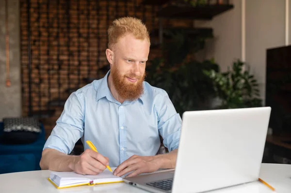 Αισιόδοξος κοκκινομάλλης επιχειρηματίας με επίσημο πουκάμισο χρησιμοποιώντας φορητό υπολογιστή — Φωτογραφία Αρχείου