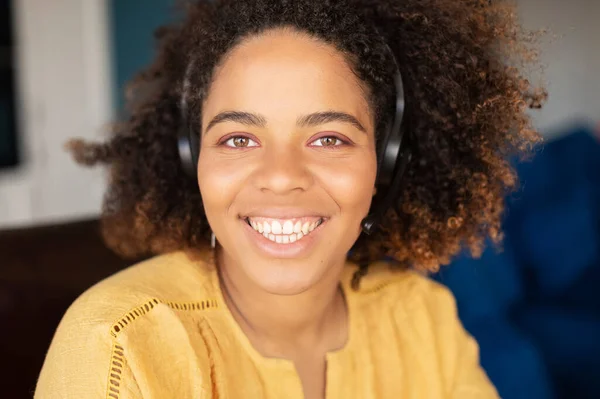 Ung afro-amerikansk kvinna i headset — Stockfoto
