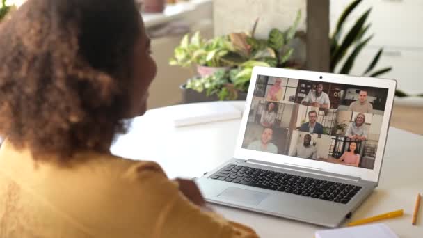 Νεαρή Αφρο-Αμερικανίδα γυναίκα που χρησιμοποιεί φορητό υπολογιστή για απομακρυσμένη σύνδεση βίντεο — Αρχείο Βίντεο
