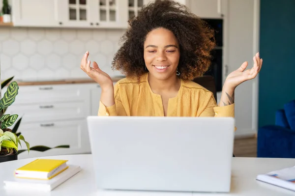 Joven mujer afroamericana usando portátil en casa —  Fotos de Stock