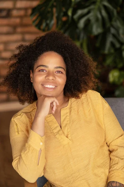 Retrato vertical de mulher afro-americana atraente com cabelo encaracolado — Fotografia de Stock