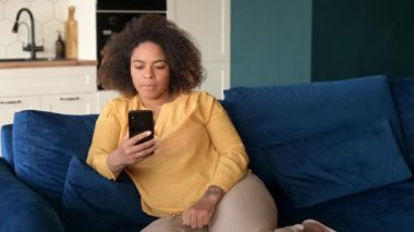 Zaferi kutlayan Afro-Amerikalı genç bir kadının portresi