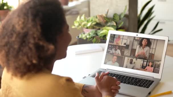 Mulher afro-americana usando aplicativo de computador no laptop para conexão de vídeo — Vídeo de Stock