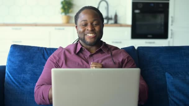 Hombre negro usando el ordenador portátil para videollamada — Vídeo de stock