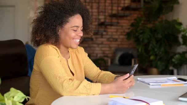 Menarik gelap berkulit keriting gadis dewasa membuat panggilan video di telepon — Stok Video