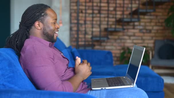 Hombre negro usando el ordenador portátil para videollamada — Vídeos de Stock