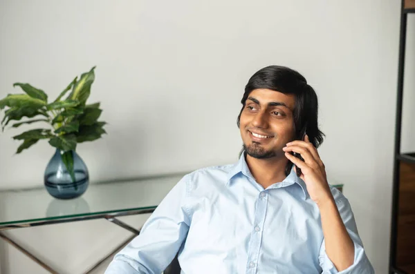 Χαμογελώντας Ινδός επιχειρηματίας σε smart casual πουκάμισο μιλώντας στο smartphone — Φωτογραφία Αρχείου