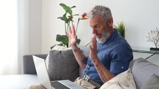 Modern orta yaşlı sakallı adam sanal toplantı için dizüstü bilgisayar kullanıyor. — Stok video