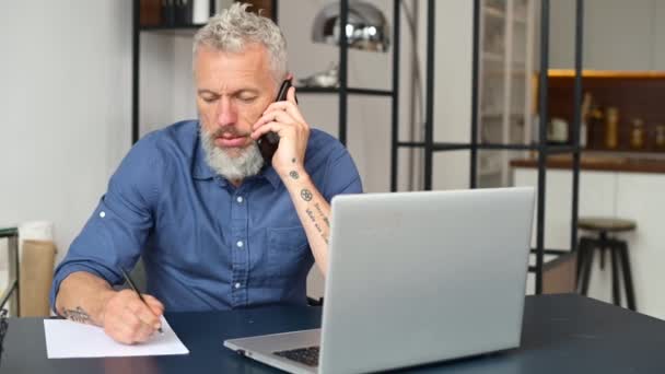 在总公司使用笔记本电脑的成熟的灰发男性创业者 — 图库视频影像